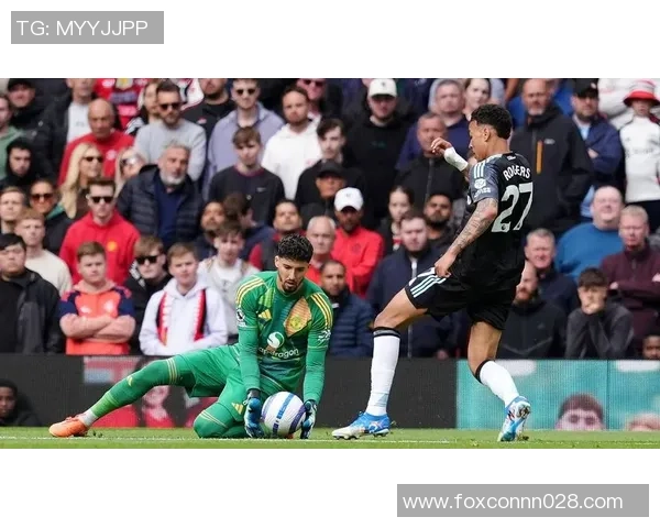 欧冠激战：里昂狂胜那不勒斯六球大捷乌龙球引发争议判罚风波