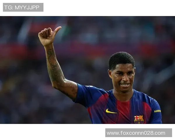 巴萨友谊赛大胜巴黎圣日耳曼帽子戏法引发全场狂欢分析